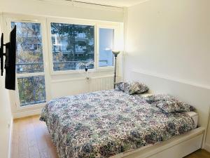 アントニーにある1-Chambre lumineuse (Paris-Orly)のベッドルーム1室(ベッド1台、窓2つ付)