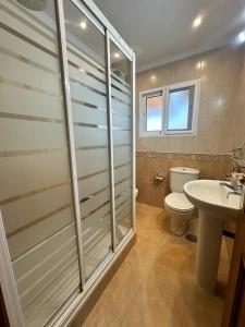 La salle de bains est pourvue d'une douche, de toilettes et d'un lavabo. dans l'établissement Apartamento Playa Fuengirola, à Fuengirola