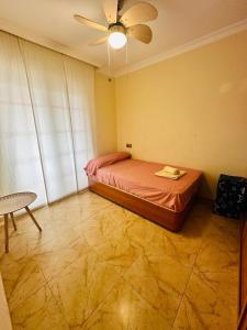 - une chambre avec un lit et un ventilateur de plafond dans l'établissement Apartamento Playa Fuengirola, à Fuengirola