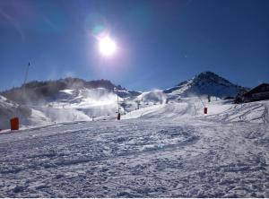 una pista de esquí cubierta de nieve con una luz en la parte superior en Le Repaire de Bellevaux aux pieds des pistes Haute Savoie, en Bellevaux