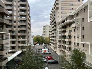 uma vista para uma rua da cidade com edifícios altos em C-entral Apartments Bucharest with Private Parking em Bucareste