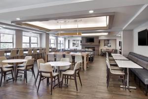 uma sala de jantar com mesas e cadeiras e uma cafetaria em Residence Inn Washington, DC/ Downtown em Washington
