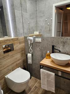 Et badeværelse på Centrum Apartamenty 1000 Lecia 1 parking