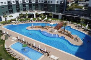 uma vista superior de uma piscina num resort em Serenity SPA ALL-IN apartment Luxury resort private beach em Alanya