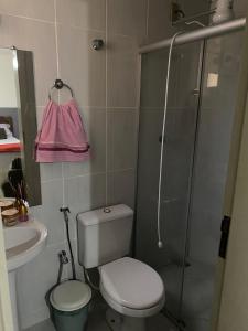 a bathroom with a toilet and a shower and a sink at Apartamento grande 900m do centro in Diamantina