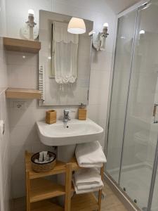 La salle de bains est pourvue d'un lavabo et d'une douche. dans l'établissement La casa di Sarah aspetta voi, à Naples