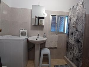 een kleine badkamer met een wastafel en een douche bij Casa Diego. Algodonales (Cadiz) in Algodonales