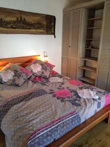 Un dormitorio con una cama con flores. en Rosemary Cottage en Sergines
