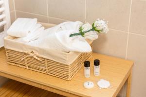 - un panier de serviettes sur une table dans la salle de bains dans l'établissement Le ciné cocon - Serenito Homes, à Les Pavillons-sous-Bois