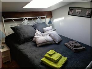 a bedroom with a bed with two towels on it at Hameau du Rivage 224 - Rez de jardin climatisé - 3 étoiles - 6 Pers - Jardin - Piscine - Vélos prêtés - Parking - 400m de la plage de La Lagune - WIFI in Saint-Cyprien