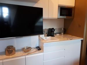 a kitchen with a counter with a sink and a microwave at Parlement - Beau Studio in Rennes