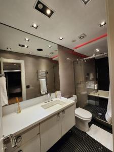 La salle de bains est pourvue d'un lavabo et de toilettes. dans l'établissement Studio no Hotel Bristol 500 - Bairro Batel, à Curitiba
