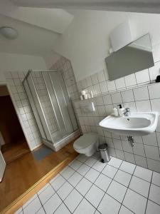 a bathroom with a toilet and a sink at MWM Gästehaus -Zimmer in Meine