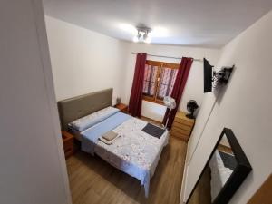 Habitación pequeña con cama y ventana en Casa Tranquila cerca del Mar, en Santiago de la Ribera