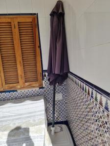 ein Besen in der Ecke eines Zimmers mit einem Fenster in der Unterkunft Casa Tranquila cerca del Mar in Santiago de la Ribera + 18 Fotos