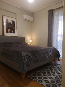 1 dormitorio con cama y ventana en Athenian Luxury apartment, near metro station Chalandri, Nu 1, en Atenas