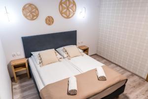 Posteľ alebo postele v izbe v ubytovaní Dom Wczasowy U Eli - ruska bania, sauna na wyłączność, basen podgrzewany