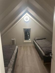 een slaapkamer met 2 bedden in een kamer met een plafond bij I hjertet av Nordens Paris. in Tromsø