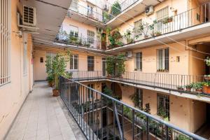 een lege gang van een appartementencomplex met planten op balkons bij Casa amoR in Trastevere in Rome