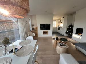 a living room with a white table and chairs at Ons Maashuisje in Maaseik