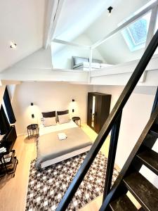 1 dormitorio con 1 cama en un loft en Cozy Bed and Breakfast at European Commision, en Bruselas