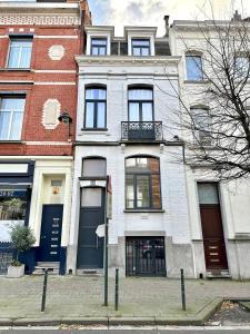 un edificio de apartamentos con un letrero en la calle delante de él en Cozy Bed and Breakfast at European Commision en Bruselas