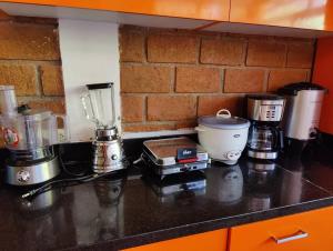 - un comptoir de cuisine avec plusieurs appareils dans l'établissement Hostería Quinta Esperanza - Alquiler del Alojamiento Entero, à Loja