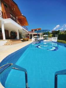una gran piscina frente a una casa en Hostería Quinta Esperanza - Alquiler del Alojamiento Entero, en Loja
