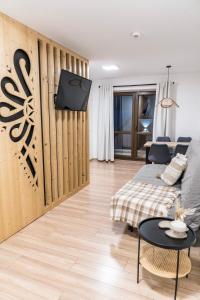 Televízia a/alebo spoločenská miestnosť v ubytovaní Dom Wczasowy U Eli - ruska bania, sauna na wyłączność, basen podgrzewany