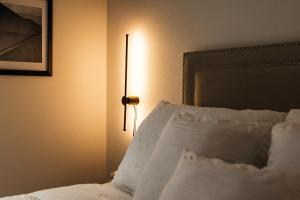 ein Schlafzimmer mit einem Bett mit einer Lampe daneben in der Unterkunft Elegant Apartment in the Heart of Hollywood in Los Angeles
