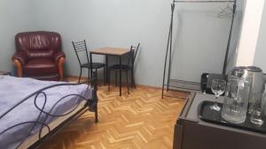 Cette chambre comprend un lit, une table et des chaises. dans l'établissement Sunflower Hotel, à Tbilissi