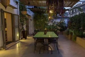 una mesa verde y sillas en un patio en Cerasiello, en Nápoles