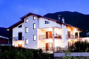 Un gran edificio blanco con luces encendidas en Kiro Apartment Experience Pompei, en Angri
