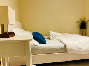 1 dormitorio con cama blanca y escritorio en Stylish 1 bedroom Haven en Coventry