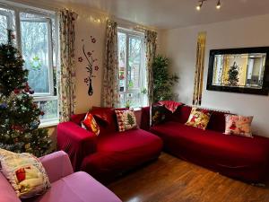 Posezení v ubytování London 2 Bed 2 Bath Apartment Holiday Home - Free Parking - 3min walk to the Train station - 19min to London Liverpool Street 5min to Victoria Line 1GB Broadband super fast Internet GROUND FLOOR 100s of shops restaurants bakeries 24-hour ASDA superstore