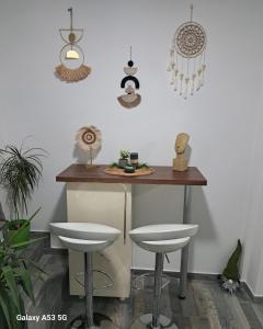 una cucina con bancone con sgabelli e tavolo di Apartman Arsić Zajecar a Zaječar