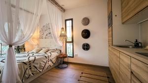 1 dormitorio con cama y lavamanos en The Green Hut - Costa Adeje, en Adeje