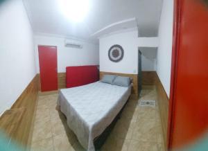 małą sypialnię z łóżkiem w pokoju w obiekcie Casa Boa Venttura Piscina,guajiru,flecheiras e mundaú w mieście Trairi