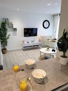 sala de estar con mesa y 2 vasos de zumo de naranja en Splendide Appartement Proche Paris & Orly, en Chevilly-Larue