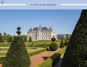 Casa grande con jardín con árboles y arbustos en Splendide Appartement Proche Paris & Orly, en Chevilly-Larue
