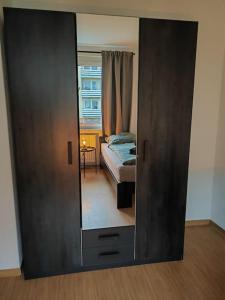 a mirror reflecting a bedroom with a bed in a room at Ferienwohnung im Musikerviertel in Große Mühle