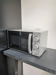 a white microwave on a counter in a kitchen at Ferienwohnung im Musikerviertel in Große Mühle