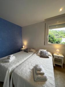 Postel nebo postele na pokoji v ubytování Villa Sa Calma + 17 fotografií