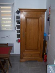 una puerta de madera en la esquina de una habitación en Maison Halle, en Pouxeux