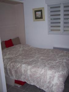 um quarto com uma cama e uma janela em Maison Halle em Pouxeux