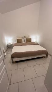 Een bed of bedden in een kamer bij Maison rénovée, Nature et Confort à proximité !