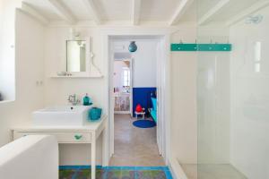 Imagen de la galería de seasalthouse - famous tv location, en Koskinou