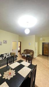 sala de estar con mesa y sofá en Budget Beach Apartment 35% Discount, en Durrës