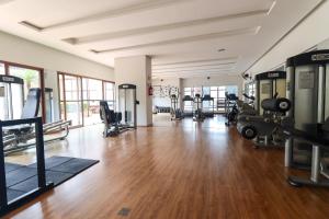 a gym with treadmills and machines in a room at Apto 1Q 300MB Fibra Ótica Próx Shop Estação in Curitiba