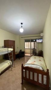 1 dormitorio con cama y escritorio. en Budget Beach Apartment 35% Discount, en Durrës